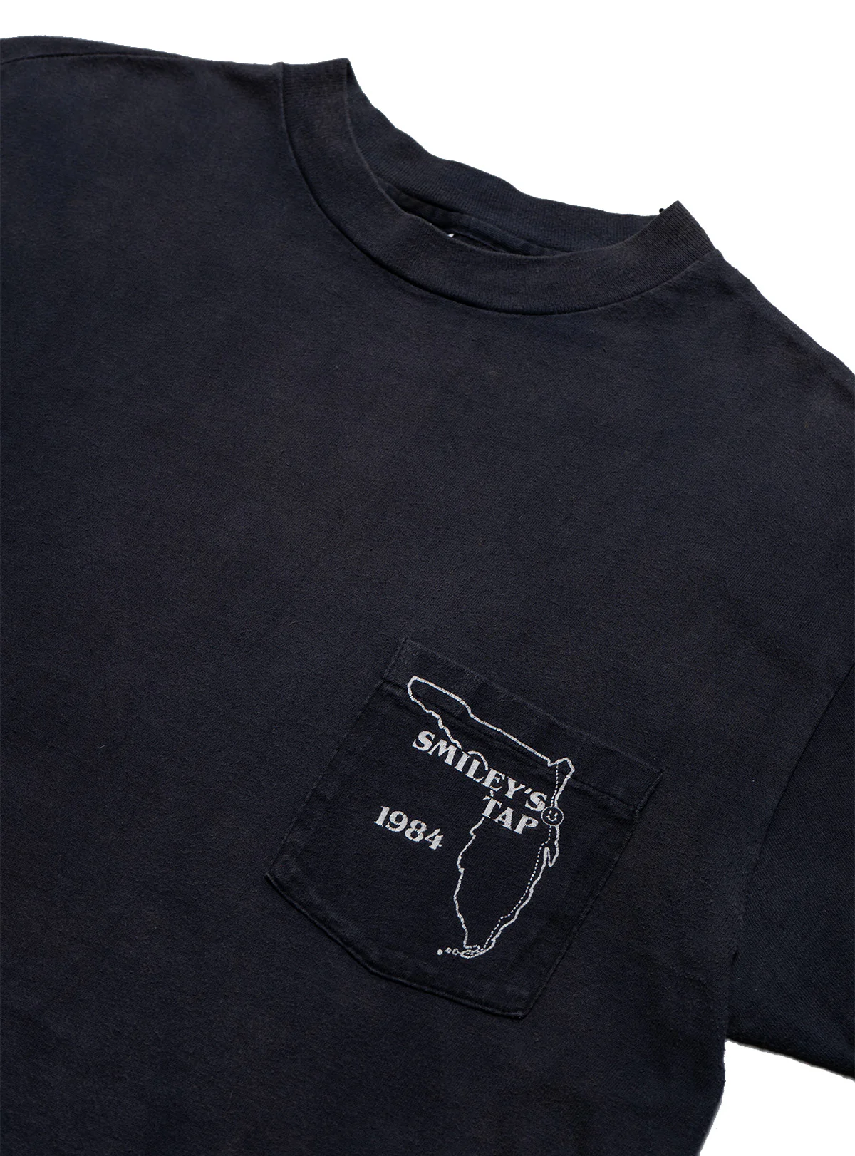1943-vintage-smiley-s-tap-1984-tee-2.webp Vintage Smiley's Tap 1984 Tee